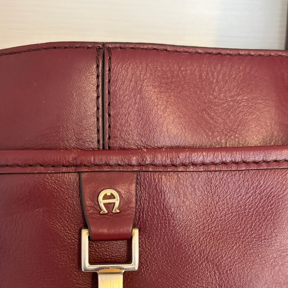 A Etienne Aigner Elegant Burgundy Leather Tote Bag. - Picture 10 of 13